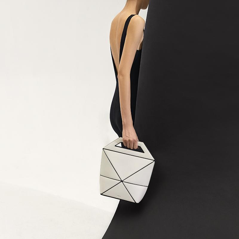 YEE SI Facet Medium Tote Bag - White / Black 4